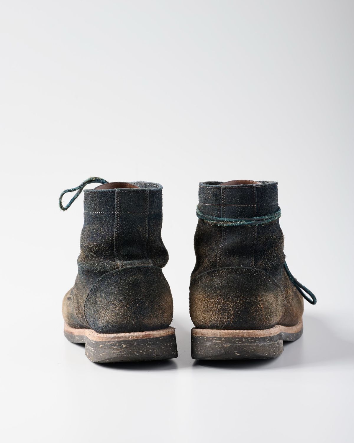 Photo by Brian_Lee on April 4, 2024 of the Oak Street Bootmakers Trench Boot in Horween Natural Indigo Chromexcel Roughout.