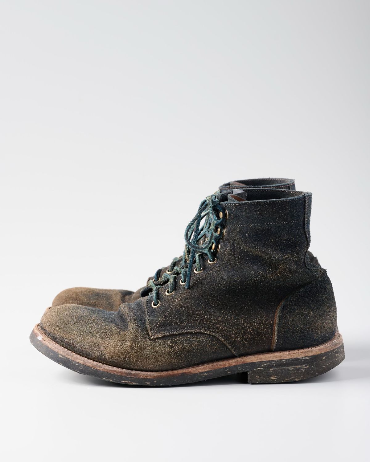 Photo by Brian_Lee on April 4, 2024 of the Oak Street Bootmakers Trench Boot in Horween Natural Indigo Chromexcel Roughout.