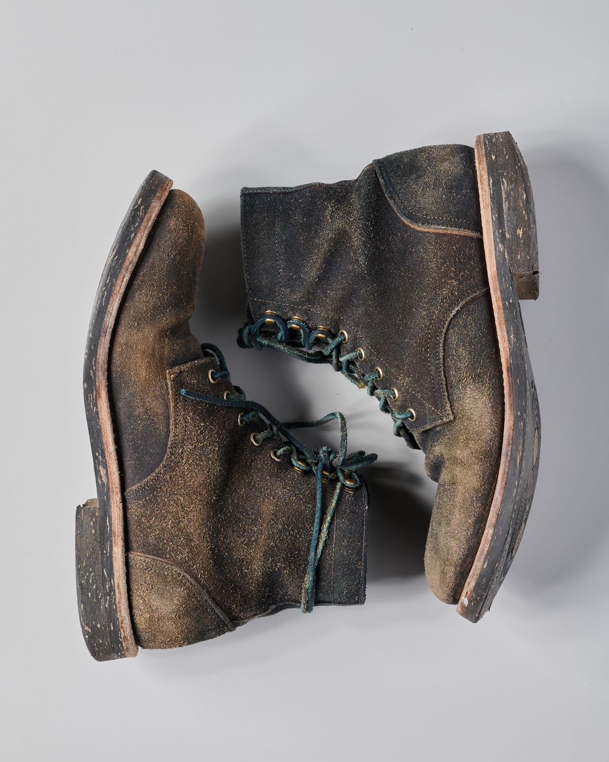 Photo by Brian_Lee on April 4, 2024 of the Oak Street Bootmakers Trench Boot in Horween Natural Indigo Chromexcel Roughout.