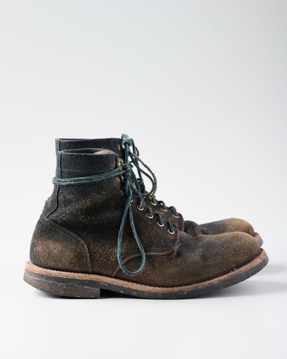 Photo by Brian_Lee on April 4, 2024 of the Oak Street Bootmakers Trench Boot in Horween Natural Indigo Chromexcel Roughout.