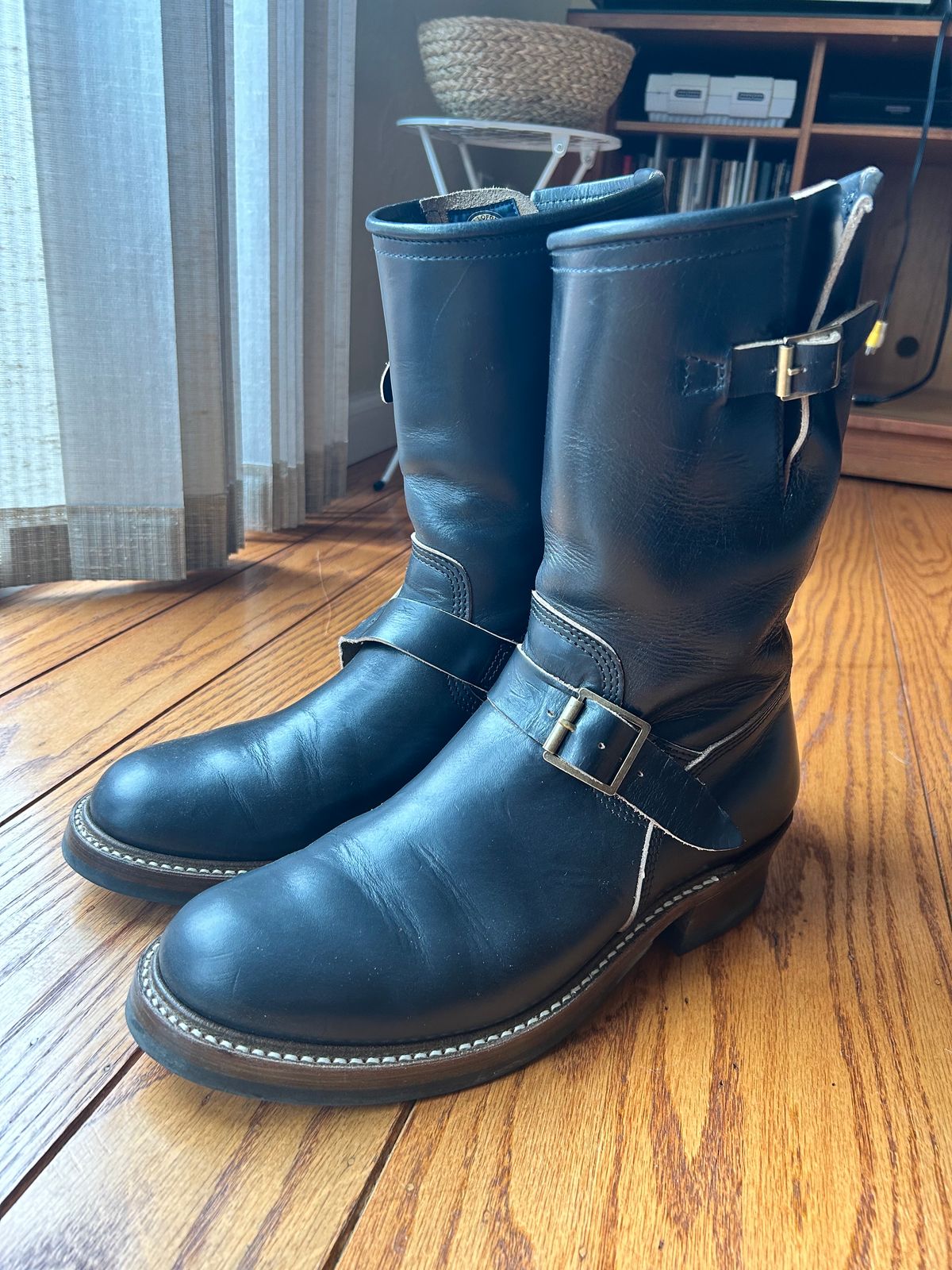 Photo by stepped_in_dookie_again on May 26, 2023 of the John Lofgren Wabash Engineer Boots in Horween Black Chromexcel.