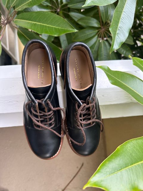 Photo by citylicker on November 10, 2023 of the Rolling Dub Trio Coupen in Horween Black Chromexcel.