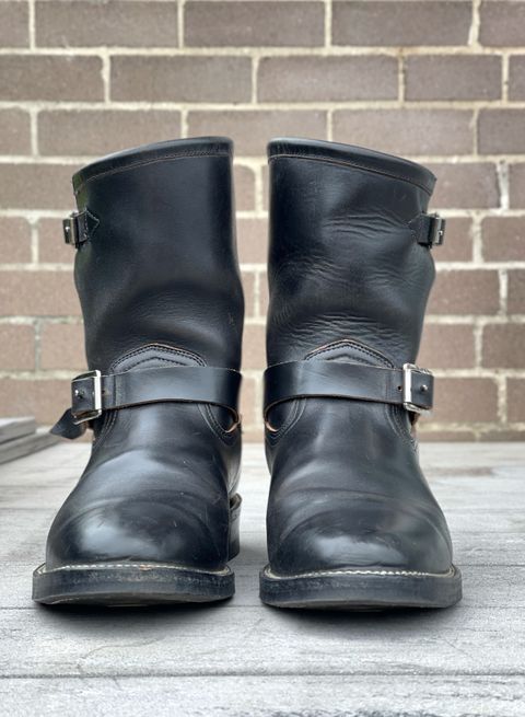 Photo by welts_and_wefts on January 1, 2023 of the Viberg Engineer in Maryam Black Teacore Horsebutt.