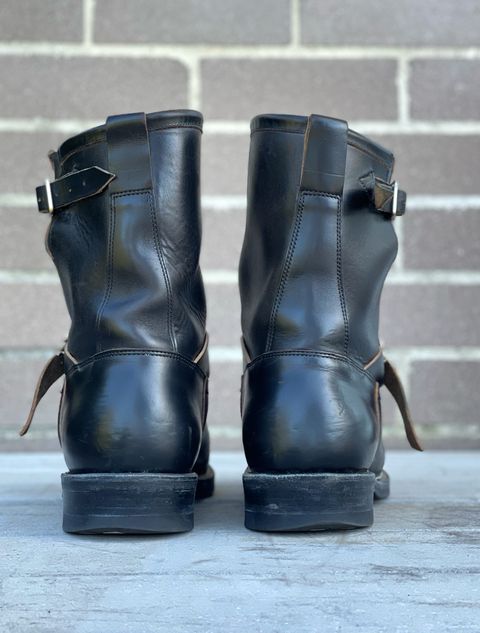 Photo by welts_and_wefts on March 1, 2023 of the Viberg Engineer in Maryam Black Teacore Horsebutt.