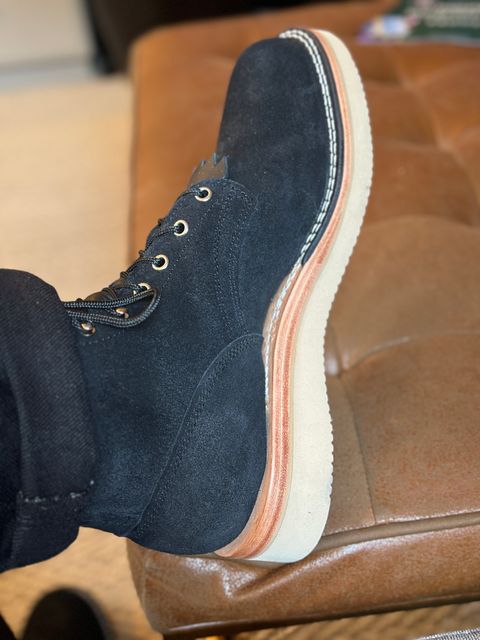 Photo by Rajen on November 1, 2023 of the Frank's Boots Rainier in Black Roughout Work Leather.