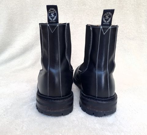 Photo by ChuckTales on November 1, 2022 of the Tricker's Stephen Chelsea Boot in Black Calf.