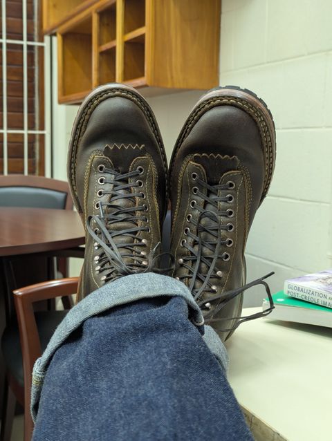 Photo by dwbrunton on December 12, 2024 of the White's Bounty Hunter in Horween Cinnamon Waxed Flesh & Horweem Olive Waxed Flesh.