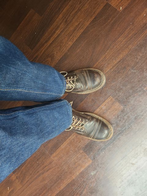 Photo by Tieric on May 25, 2025 of the White's Whites / Custom 350 Cruiser in Horween Dark Brown Waxed Flesh.