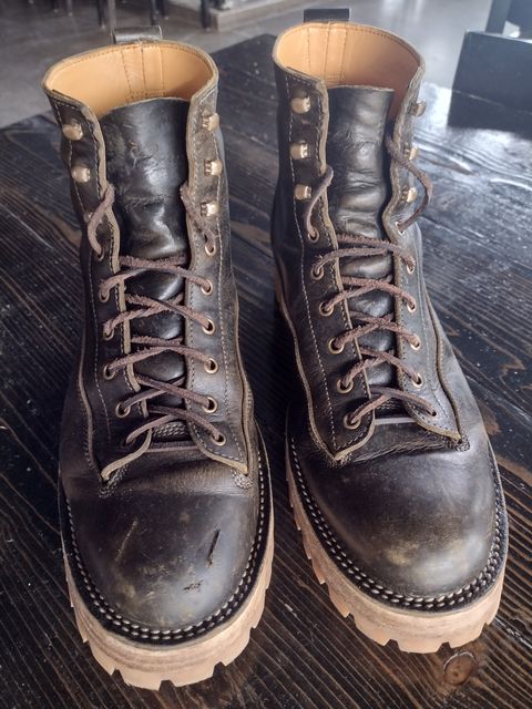 Photo by BootedBrewer on December 2, 2024 of the Caswell Boot Company Carver in Gallun Olive Teton Stag.
