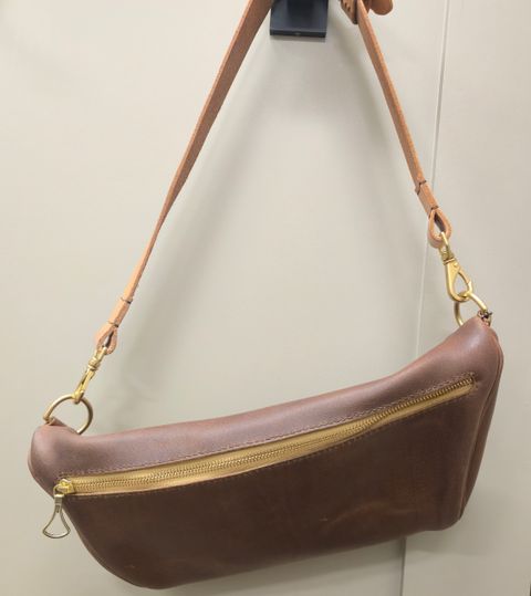 Photo by chuligani on June 30, 2026 of the Black Lotus Leather Sling Bag in Horween Natural Waxed Flesh & Hermann Oak Natural Belt Strap.