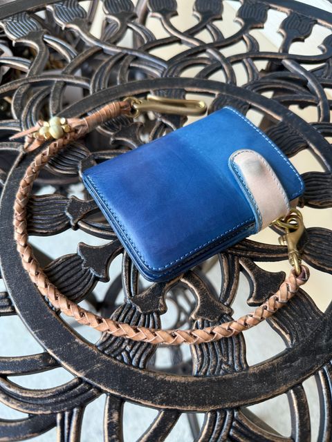 Photo by indi.raw.oninsb on November 5, 2025 of the Cult Classic Leather Veg Tan Wallet Braid in Natural Veg Tan Bridal Leather.