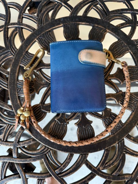 Photo by indi.raw.oninsb on November 5, 2025 of the Cult Classic Leather Veg Tan Wallet Braid in Natural Veg Tan Bridal Leather.