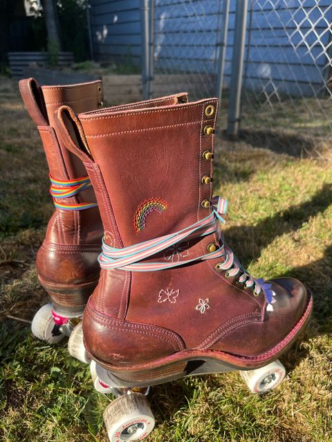 Photo by bobbi1981 on August 22, 2025 of the Nicks Packer Roller Skates in Tan.