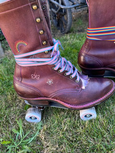 Photo by bobbi1981 on August 22, 2025 of the Nicks Packer Roller Skates in Tan.