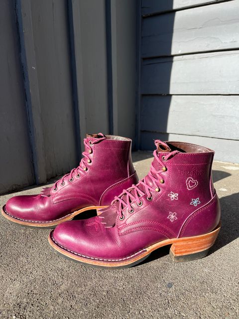 Photo by bobbi1981 on December 1, 2025 of the Frank's Boots Frontier Packer MTO in Horween Cypress Tokyo Purple.