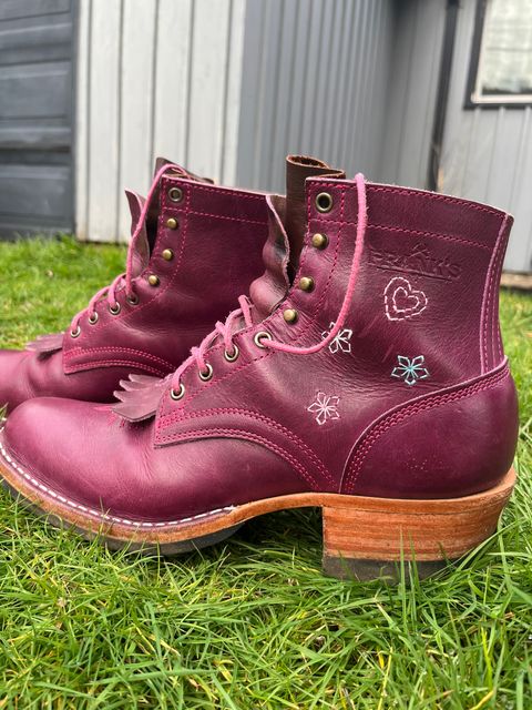 Photo by bobbi1981 on February 3, 2026 of the Frank's Boots Frontier Packer MTO in Horween Cypress Tokyo Purple.