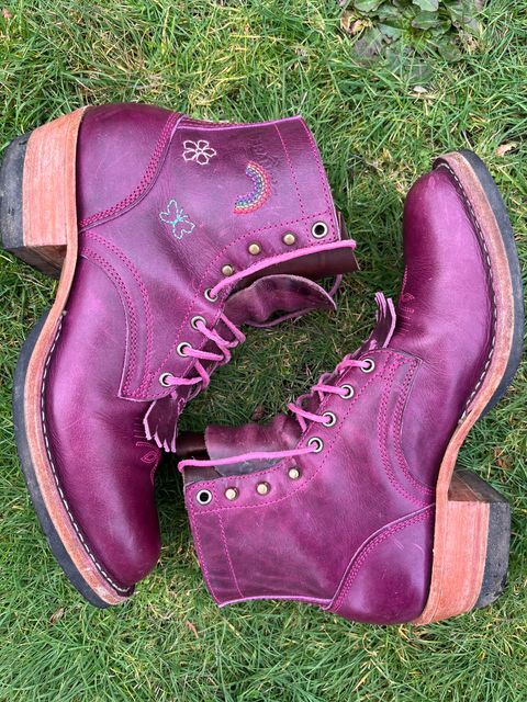 Photo by bobbi1981 on February 3, 2026 of the Frank's Boots Frontier Packer MTO in Horween Cypress Tokyo Purple.