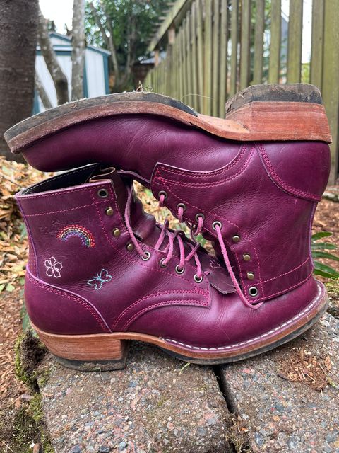 Photo by bobbi1981 on March 1, 2026 of the Frank's Boots Frontier Packer MTO in Horween Cypress Tokyo Purple.