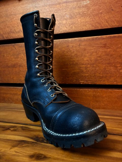 Photo by Apprehensivebootbuyer on February 26, 2025 of the Nicks Custom Model in Horween Black Waxed Flesh.