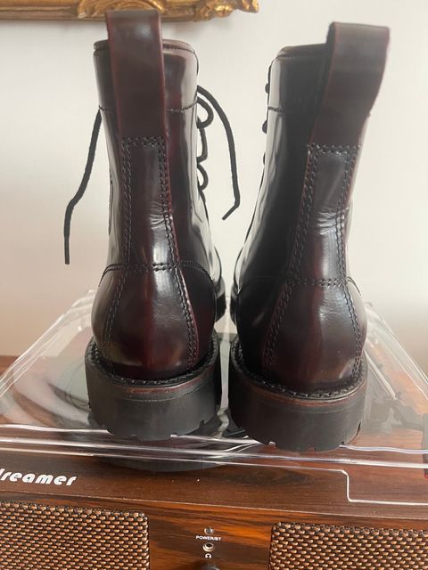 Photo by Tina_Sparkle on October 1, 2024 of the Panther Power Boots Malcolm X Brochole Wine in Cherry Black Chameleon Mexican Tannage.