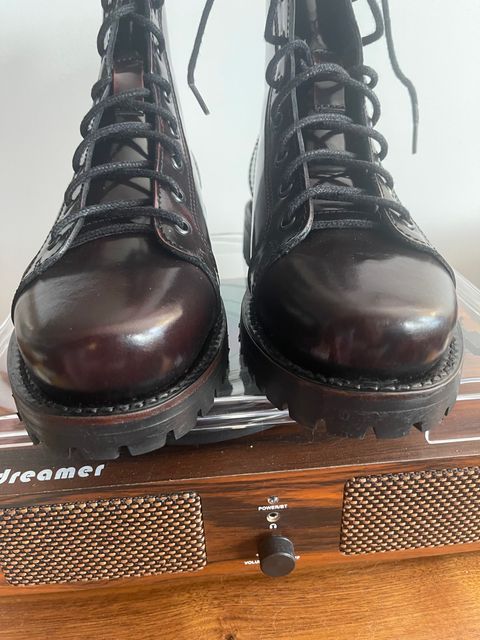 Photo by Tina_Sparkle on October 1, 2024 of the Panther Power Boots Malcolm X Brochole Wine in Cherry Black Chameleon Mexican Tannage.