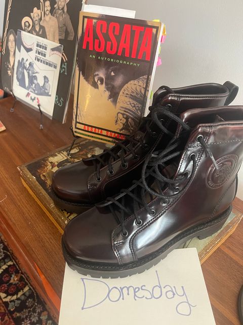 Photo by Tina_Sparkle on October 1, 2024 of the Panther Power Boots Malcolm X Brochole Wine in Cherry Black Chameleon Mexican Tannage.