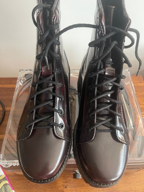 Photo by Tina_Sparkle on October 1, 2024 of the Panther Power Boots Malcolm X Brochole Wine in Cherry Black Chameleon Mexican Tannage.