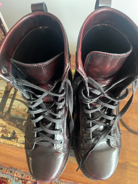 Photo by Tina_Sparkle on November 5, 2024 of the Panther Power Boots Malcolm X Brochole Wine in Cherry Black Chameleon Mexican Tannage.