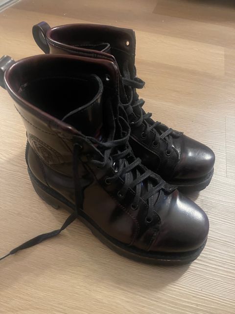 Photo by Tina_Sparkle on December 6, 2024 of the Panther Power Boots Malcolm X Brochole Wine in Cherry Black Chameleon Mexican Tannage.
