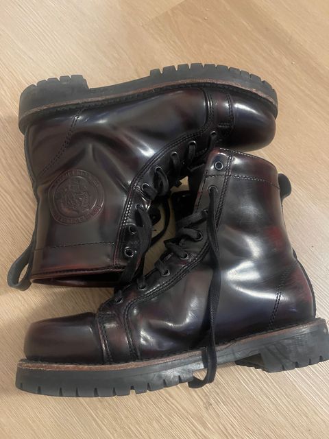Photo by Tina_Sparkle on December 6, 2024 of the Panther Power Boots Malcolm X Brochole Wine in Cherry Black Chameleon Mexican Tannage.