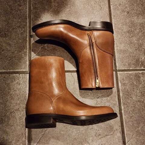 Photo by dustyjazz on July 24, 2026 of the Grant Stone Elias in Horween Dune Chromexcel.