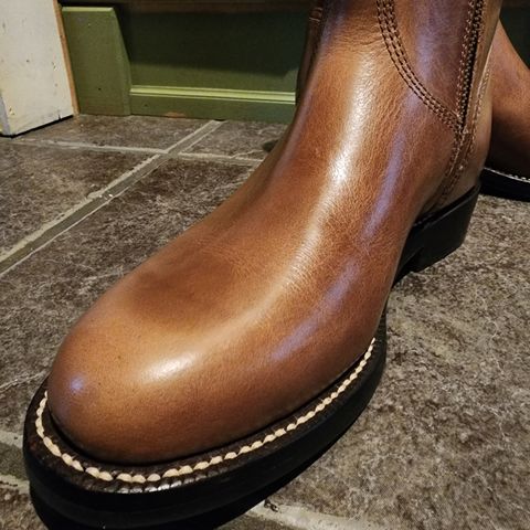 Photo by dustyjazz on July 24, 2026 of the Grant Stone Elias in Horween Dune Chromexcel.