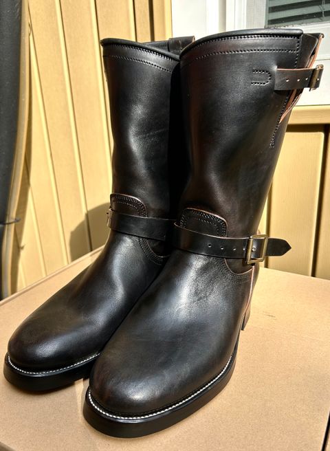 Photo by woolwonders on July 7, 2026 of the Unsung U 22-2 Engineer Boot in Maryam Italian Vachetta Horsebutt Overdyed Black.
