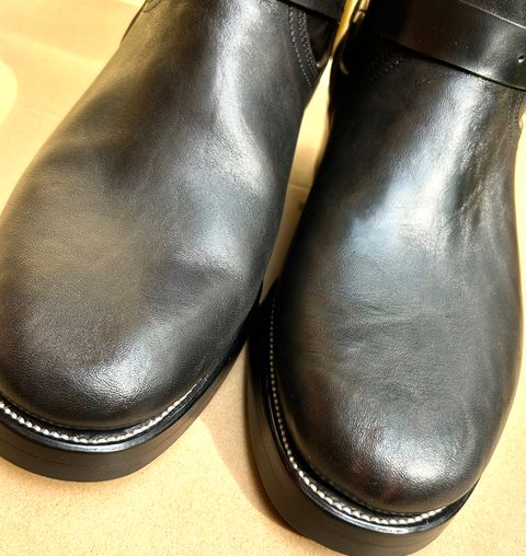 Photo by woolwonders on July 7, 2026 of the Unsung U 22-2 Engineer Boot in Maryam Italian Vachetta Horsebutt Overdyed Black.