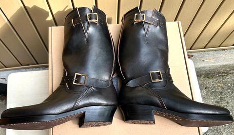 Photo by woolwonders on July 7, 2026 of the Unsung U 22-2 Engineer Boot in Maryam Italian Vachetta Horsebutt Overdyed Black.