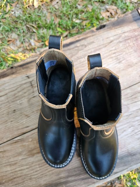 Photo by ProletariatPrince on November 4, 2025 of the Nicks Heritage Chelsea in Horween Black Chromexcel.