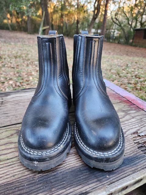 Photo by ProletariatPrince on January 4, 2026 of the Nicks Heritage Chelsea in Horween Black Chromexcel.