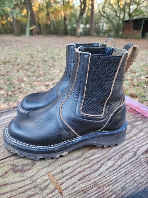 Photo by ProletariatPrince on January 4, 2026 of the Nicks Heritage Chelsea in Horween Black Chromexcel.