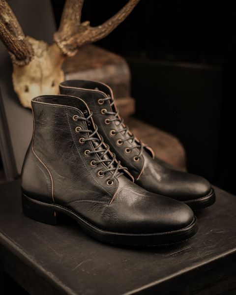 Photo by tudubz on September 18, 2025 of the Briselblack The Hawk in Teacore Horsehide shinki.