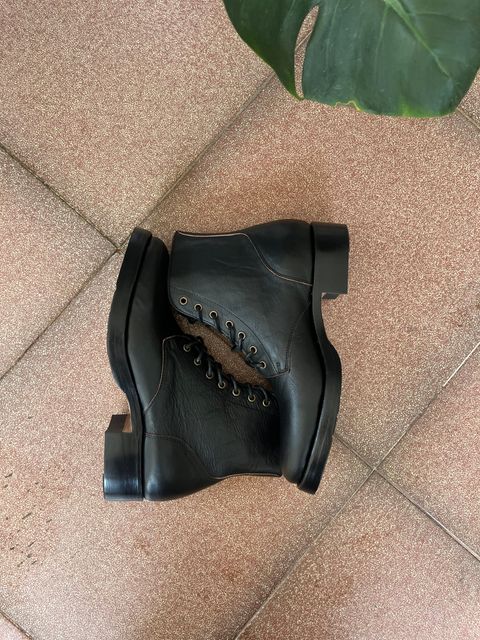 Photo by tudubz on October 1, 2025 of the Briselblack The Hawk in Teacore Horsehide shinki.