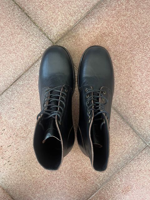 Photo by tudubz on October 1, 2025 of the Briselblack The Hawk in Teacore Horsehide shinki.