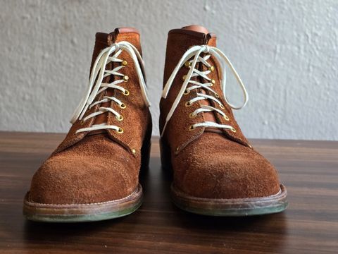 Photo by katzpowa on February 2, 2025 of the Iron Boots The Chosen One in S.B. Foot Dune Roughout Suede.
