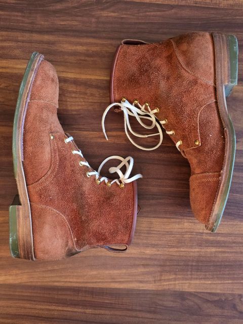 Photo by katzpowa on February 2, 2025 of the Iron Boots The Chosen One in S.B. Foot Dune Roughout Suede.