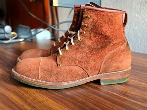 Photo by katzpowa on March 2, 2025 of the Iron Boots The Chosen One in S.B. Foot Dune Roughout Suede.