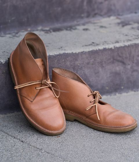 Photo by SighUnzips on May 25, 2025 of the Clarks Desert Boot in Unknown Natural Veg Tan.