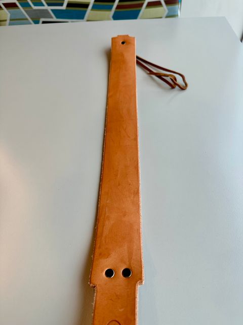 Photo by RUNNOFT on November 30, 2025 of the San Flippo Leather Razor Strop in Shotan(American Saddle Leather) - Natural.