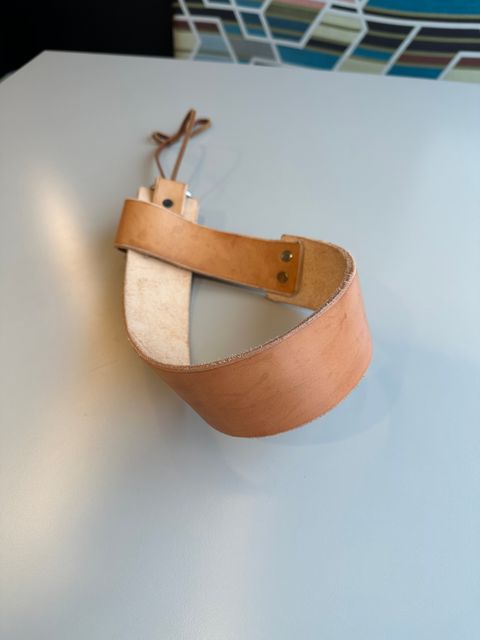 Photo by RUNNOFT on January 3, 2026 of the San Flippo Leather Razor Strop in Shotan(American Saddle Leather) - Natural.