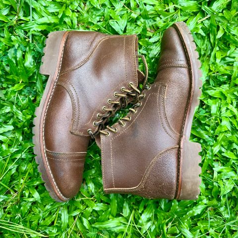 Photo by stinkypatina on December 4, 2025 of the Thursday Vanguard in Horween Natural Waxed Roughout.