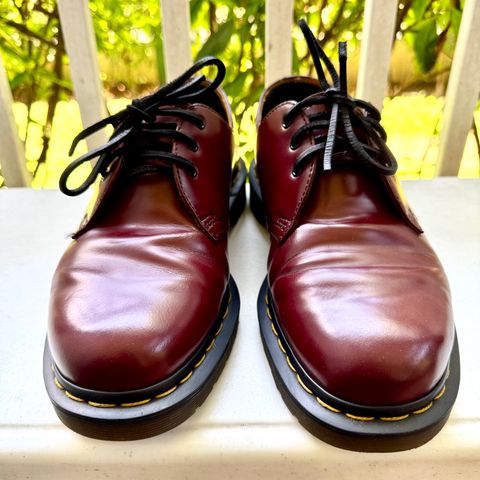 Photo by stinkypatina on August 10, 2025 of the Dr. Martens 1461 in Smooth Cherry Red.