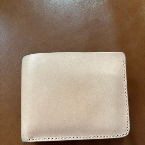 Photo by ryantaylor1115 on October 1, 2024 of the Pigeon Tree Natural Vegtan Bifold Wallet in Unknown Natural Veg Tan.